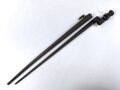 1.Weltkrieg, Aushilfsseitengewehr mit russischem Beuteseitengewehr M 91 Nagant, sogenannte Orgelpfeifenscheide aus starkem Stahlblech, Spitze offen, Reste von feldgrauem Originallack,. Ungereinigt