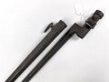 1.Weltkrieg, Aushilfsseitengewehr mit russischem Beuteseitengewehr M 91 Nagant, sogenannte Orgelpfeifenscheide aus starkem Stahlblech, Spitze offen, Reste von feldgrauem Originallack,. Ungereinigt