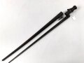1.Weltkrieg, Aushilfsseitengewehr mit russischem Beuteseitengewehr M 91 Nagant, sogenannte Orgelpfeifenscheide aus starkem Stahlblech, Spitze offen, Reste von feldgrauem Originallack,. Ungereinigt