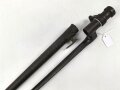 1.Weltkrieg, Aushilfsseitengewehr mit russischem Beuteseitengewehr M 91 Nagant, sogenannte Orgelpfeifenscheide aus starkem Stahlblech, Spitze offen, Reste von feldgrauem Originallack,. Ungereinigt