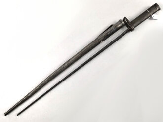 1.Weltkrieg, Aushilfsseitengewehr mit sogenannter Orgelpfeifenscheide aus Stahlblech, diese stark verbeult und ca 16 cm an der Naht offen ,Reste von  feldgrauen Originallack auf Griffstück, Klinge aus altem Dillenbajonett  ,