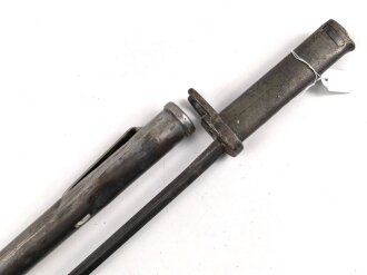 1.Weltkrieg, Aushilfsseitengewehr mit sogenannter Orgelpfeifenscheide aus Stahlblech, diese stark verbeult und ca 16 cm an der Naht offen ,Reste von  feldgrauen Originallack auf Griffstück, Klinge aus altem Dillenbajonett  ,