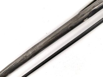 1.Weltkrieg, Aushilfsseitengewehr mit sogenannter Orgelpfeifenscheide aus Stahlblech, diese stark verbeult und ca 16 cm an der Naht offen ,Reste von  feldgrauen Originallack auf Griffstück, Klinge aus altem Dillenbajonett  ,
