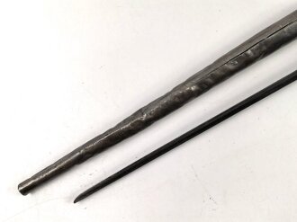 1.Weltkrieg, Aushilfsseitengewehr mit sogenannter Orgelpfeifenscheide aus Stahlblech, diese stark verbeult und ca 16 cm an der Naht offen ,Reste von  feldgrauen Originallack auf Griffstück, Klinge aus altem Dillenbajonett  ,