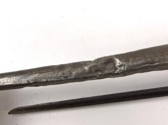 1.Weltkrieg, Aushilfsseitengewehr mit sogenannter Orgelpfeifenscheide aus Stahlblech, diese stark verbeult und ca 16 cm an der Naht offen ,Reste von  feldgrauen Originallack auf Griffstück, Klinge aus altem Dillenbajonett  ,