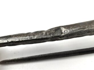 1.Weltkrieg, Aushilfsseitengewehr mit sogenannter Orgelpfeifenscheide aus Stahlblech, diese stark verbeult und ca 16 cm an der Naht offen ,Reste von  feldgrauen Originallack auf Griffstück, Klinge aus altem Dillenbajonett  ,