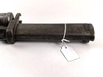 1.Weltkrieg, Aushilfsseitengewehr mit sogenannter Orgelpfeifenscheide aus Stahlblech, diese stark verbeult und ca 16 cm an der Naht offen ,Reste von  feldgrauen Originallack auf Griffstück, Klinge aus altem Dillenbajonett  ,