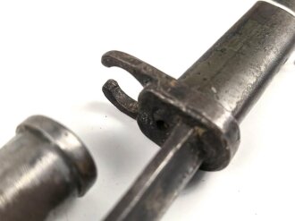 1.Weltkrieg, Aushilfsseitengewehr mit sogenannter Orgelpfeifenscheide aus Stahlblech, diese stark verbeult und ca 16 cm an der Naht offen ,Reste von  feldgrauen Originallack auf Griffstück, Klinge aus altem Dillenbajonett  ,