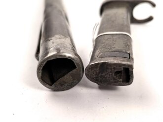 1.Weltkrieg, Aushilfsseitengewehr mit sogenannter Orgelpfeifenscheide aus Stahlblech, diese stark verbeult und ca 16 cm an der Naht offen ,Reste von  feldgrauen Originallack auf Griffstück, Klinge aus altem Dillenbajonett  ,