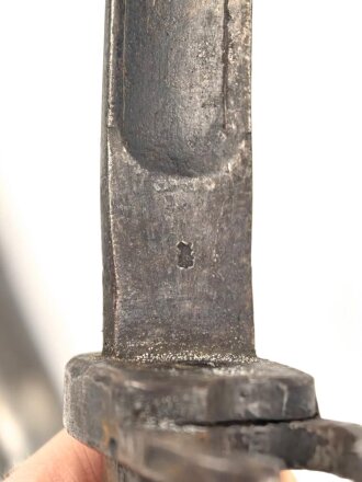 1.Weltkrieg, Aushilfsseitengewehr mit sogenannter Orgelpfeifenscheide aus Stahlblech, diese stark verbeult und ca 16 cm an der Naht offen ,Reste von  feldgrauen Originallack auf Griffstück, Klinge aus altem Dillenbajonett  ,