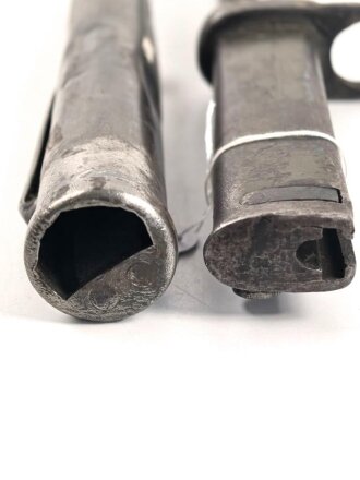 1.Weltkrieg, Aushilfsseitengewehr mit sogenannter Orgelpfeifenscheide aus Stahlblech, diese stark verbeult und ca 16 cm an der Naht offen ,Reste von  feldgrauen Originallack auf Griffstück, Klinge aus altem Dillenbajonett  ,