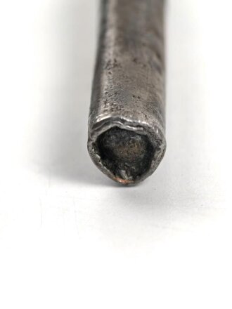 1.Weltkrieg, Aushilfsseitengewehr mit sogenannter Orgelpfeifenscheide aus Stahlblech, diese stark verbeult und ca 16 cm an der Naht offen ,Reste von  feldgrauen Originallack auf Griffstück, Klinge aus altem Dillenbajonett  ,