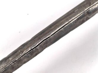 1.Weltkrieg, Aushilfsseitengewehr mit sogenannter Orgelpfeifenscheide aus Stahlblech, diese stark verbeult und ca 16 cm an der Naht offen ,Reste von  feldgrauen Originallack auf Griffstück, Klinge aus altem Dillenbajonett  ,