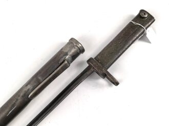 1.Weltkrieg, Aushilfsseitengewehr mit sogenannter Orgelpfeifenscheide aus Stahlblech, diese stark verbeult und ca 16 cm an der Naht offen ,Reste von  feldgrauen Originallack auf Griffstück, Klinge aus altem Dillenbajonett  ,