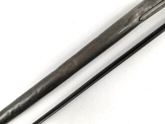 1.Weltkrieg, Aushilfsseitengewehr mit sogenannter Orgelpfeifenscheide aus Stahlblech, diese stark verbeult und ca 16 cm an der Naht offen ,Reste von  feldgrauen Originallack auf Griffstück, Klinge aus altem Dillenbajonett  ,