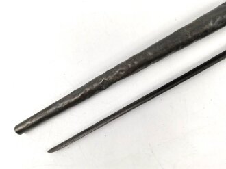 1.Weltkrieg, Aushilfsseitengewehr mit sogenannter Orgelpfeifenscheide aus Stahlblech, diese stark verbeult und ca 16 cm an der Naht offen ,Reste von  feldgrauen Originallack auf Griffstück, Klinge aus altem Dillenbajonett  ,