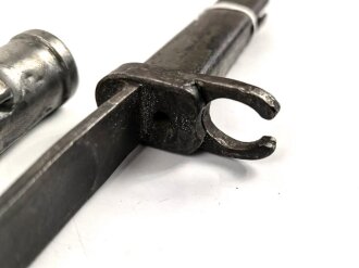 1.Weltkrieg, Aushilfsseitengewehr mit sogenannter Orgelpfeifenscheide aus Stahlblech, diese stark verbeult und ca 16 cm an der Naht offen ,Reste von  feldgrauen Originallack auf Griffstück, Klinge aus altem Dillenbajonett  ,