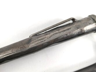 1.Weltkrieg, Aushilfsseitengewehr mit sogenannter Orgelpfeifenscheide aus Stahlblech, diese stark verbeult und ca 16 cm an der Naht offen ,Reste von  feldgrauen Originallack auf Griffstück, Klinge aus altem Dillenbajonett  ,