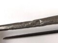 1.Weltkrieg, Aushilfsseitengewehr mit sogenannter Orgelpfeifenscheide aus Stahlblech, diese stark verbeult und ca 16 cm an der Naht offen ,Reste von  feldgrauen Originallack auf Griffstück, Klinge aus altem Dillenbajonett  ,