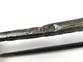 1.Weltkrieg, Aushilfsseitengewehr mit sogenannter Orgelpfeifenscheide aus Stahlblech, diese stark verbeult und ca 16 cm an der Naht offen ,Reste von  feldgrauen Originallack auf Griffstück, Klinge aus altem Dillenbajonett  ,