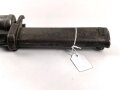 1.Weltkrieg, Aushilfsseitengewehr mit sogenannter Orgelpfeifenscheide aus Stahlblech, diese stark verbeult und ca 16 cm an der Naht offen ,Reste von  feldgrauen Originallack auf Griffstück, Klinge aus altem Dillenbajonett  ,