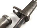 1.Weltkrieg, Aushilfsseitengewehr mit sogenannter Orgelpfeifenscheide aus Stahlblech, diese stark verbeult und ca 16 cm an der Naht offen ,Reste von  feldgrauen Originallack auf Griffstück, Klinge aus altem Dillenbajonett  ,