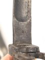 1.Weltkrieg, Aushilfsseitengewehr mit sogenannter Orgelpfeifenscheide aus Stahlblech, diese stark verbeult und ca 16 cm an der Naht offen ,Reste von  feldgrauen Originallack auf Griffstück, Klinge aus altem Dillenbajonett  ,