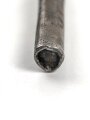 1.Weltkrieg, Aushilfsseitengewehr mit sogenannter Orgelpfeifenscheide aus Stahlblech, diese stark verbeult und ca 16 cm an der Naht offen ,Reste von  feldgrauen Originallack auf Griffstück, Klinge aus altem Dillenbajonett  ,