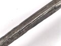 1.Weltkrieg, Aushilfsseitengewehr mit sogenannter Orgelpfeifenscheide aus Stahlblech, diese stark verbeult und ca 16 cm an der Naht offen ,Reste von  feldgrauen Originallack auf Griffstück, Klinge aus altem Dillenbajonett  ,