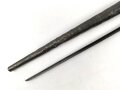 1.Weltkrieg, Aushilfsseitengewehr mit sogenannter Orgelpfeifenscheide aus Stahlblech, diese stark verbeult und ca 16 cm an der Naht offen ,Reste von  feldgrauen Originallack auf Griffstück, Klinge aus altem Dillenbajonett  ,