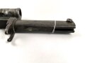 1.Weltkrieg, Aushilfsseitengewehr mit sogenannter Orgelpfeifenscheide aus Stahlblech, diese stark verbeult und ca 16 cm an der Naht offen ,Reste von  feldgrauen Originallack auf Griffstück, Klinge aus altem Dillenbajonett  ,