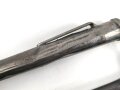 1.Weltkrieg, Aushilfsseitengewehr mit sogenannter Orgelpfeifenscheide aus Stahlblech, diese stark verbeult und ca 16 cm an der Naht offen ,Reste von  feldgrauen Originallack auf Griffstück, Klinge aus altem Dillenbajonett  ,