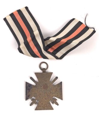 Ehrenkreuz für Frontkämpfer mit Hersteller R.V. Pforzheim 29, Band beiliegend, korrodiert