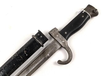 Frankreich, Seitengewehr Mousqueton d Artillerie Mannlicher Berthier, Ausführung 2. Modell 1892 und 92/17, Holzgriffschalen genietet, gereinigt, die Scheide vermutlich alt überlackiert