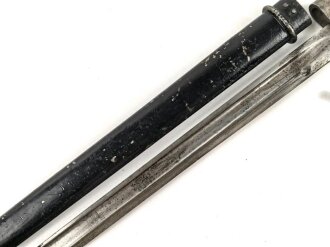 Frankreich, Seitengewehr Mousqueton d Artillerie Mannlicher Berthier, Ausführung 2. Modell 1892 und 92/17, Holzgriffschalen genietet, gereinigt, die Scheide vermutlich alt überlackiert