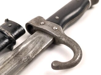 Frankreich, Seitengewehr Mousqueton d Artillerie Mannlicher Berthier, Ausführung 2. Modell 1892 und 92/17, Holzgriffschalen genietet, gereinigt, die Scheide vermutlich alt überlackiert