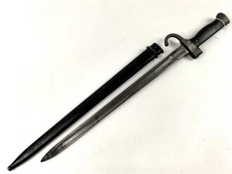 Frankreich, Seitengewehr Mousqueton d Artillerie Mannlicher Berthier, Ausführung 2. Modell 1892 und 92/17, Holzgriffschalen genietet, gereinigt, die Scheide vermutlich alt überlackiert
