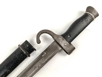 Frankreich, Seitengewehr Mousqueton d Artillerie Mannlicher Berthier, Ausführung 2. Modell 1892 und 92/17, Holzgriffschalen genietet, gereinigt, die Scheide vermutlich alt überlackiert