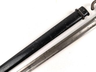 Frankreich, Seitengewehr Mousqueton d Artillerie Mannlicher Berthier, Ausführung 2. Modell 1892 und 92/17, Holzgriffschalen genietet, gereinigt, die Scheide vermutlich alt überlackiert