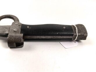 Frankreich, Seitengewehr Mousqueton d Artillerie Mannlicher Berthier, Ausführung 2. Modell 1892 und 92/17, Holzgriffschalen genietet, gereinigt, die Scheide vermutlich alt überlackiert