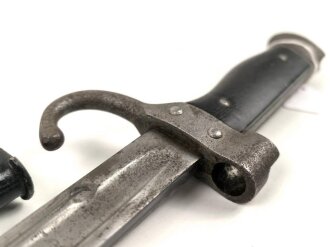 Frankreich, Seitengewehr Mousqueton d Artillerie Mannlicher Berthier, Ausführung 2. Modell 1892 und 92/17, Holzgriffschalen genietet, gereinigt, die Scheide vermutlich alt überlackiert