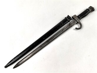 Frankreich, Seitengewehr Mousqueton d Artillerie Mannlicher Berthier, Ausführung 2. Modell 1892 und 92/17, Holzgriffschalen genietet, gereinigt, die Scheide vermutlich alt überlackiert