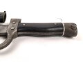 Frankreich, Seitengewehr Mousqueton d Artillerie Mannlicher Berthier, Ausführung 2. Modell 1892 und 92/17, Holzgriffschalen genietet, gereinigt, die Scheide vermutlich alt überlackiert