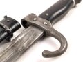 Frankreich, Seitengewehr Mousqueton d Artillerie Mannlicher Berthier, Ausführung 2. Modell 1892 und 92/17, Holzgriffschalen genietet, gereinigt, die Scheide vermutlich alt überlackiert