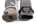 Frankreich, Seitengewehr Mousqueton d Artillerie Mannlicher Berthier, Ausführung 2. Modell 1892 und 92/17, Holzgriffschalen genietet, gereinigt, die Scheide vermutlich alt überlackiert