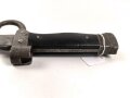 Frankreich, Seitengewehr Mousqueton d Artillerie Mannlicher Berthier, Ausführung 2. Modell 1892 und 92/17, Holzgriffschalen genietet, gereinigt, die Scheide vermutlich alt überlackiert