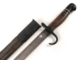 Großbritannien, Seitengewehr 1911 Pattern Enfield P07 Hooked Quillon Bayonet  seltene Scheide des 1.Modells, Hersteller Sanderson, Scheidenblech und Griffteile nachlackiert