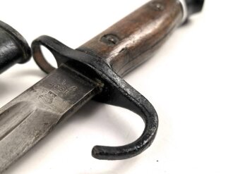 Großbritannien, Seitengewehr 1911 Pattern Enfield P07 Hooked Quillon Bayonet  seltene Scheide des 1.Modells, Hersteller Sanderson, Scheidenblech und Griffteile nachlackiert