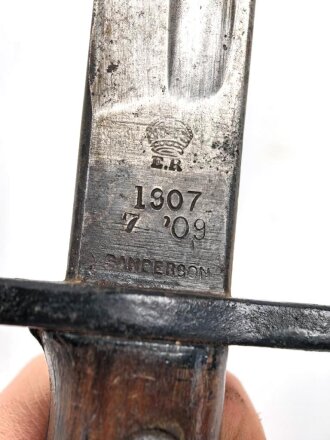 Großbritannien, Seitengewehr 1911 Pattern Enfield P07 Hooked Quillon Bayonet  seltene Scheide des 1.Modells, Hersteller Sanderson, Scheidenblech und Griffteile nachlackiert