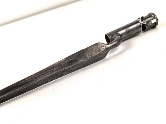 Österreich, Tüllenbajonett, wohl vor 1800, 3-kantklinge mit tiefer Blutrinne , Doppelkopfadler auf Fehlschärfe, lGesamtlänge 55 cm,  Durchmesser Tülle 22 mm verjüngt sich auf 20,5 mm